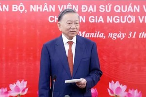 越南共产党中央总书记、国家主席苏林在见面会上通报国家主要发展方向、推动经济社会发展的各项措施以及此次访问泰国、新加坡取得的一些突出成果。