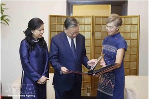 在樟宜国际机场送行时，新加坡数码发展及新闻部部长杨莉明向越共中央总书记、国家主席苏林和夫人赠送了一本记录总书记、国家主席和夫人在新加坡活动的照片集。图自越通社