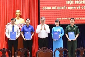 阮福禄主席向兼任各工作委员会负责人的同志颁发决定。