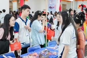  胡志明市财经大学中华文化日吸引众多学生参加。