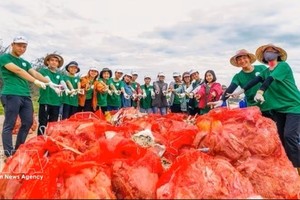 “善待沙芹”项目团队在广义省平盛乡沙芹海口收集塑料垃圾。图：越通社