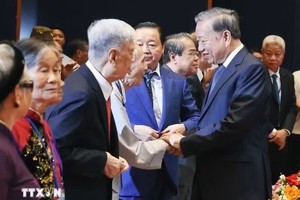 2025年7月24日，苏林总书记在河内出席模范有功者及历史见证人会晤活动。