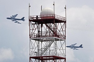 2024年2月22日，两架美国空军B-52轰炸机在新加坡航展上做飞行表演。新华社发（邓智炜摄）
