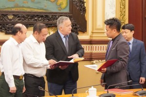 6月18日上午，美国德州理工大学向越南移交与烈士遗骸搜寻和归集工作相关的档案资料。