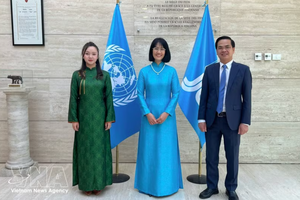 阮芳英大使（中）正式担任越南常驻国际农业发展基金代表。图自越通社