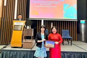 阮长日凤同志向新加坡国立大学李光耀公共政策学院公共管理与领导中心副院长兼执行总监翁敦慧（Ong Toon Hui）女士赠送胡志明市纪念品。
