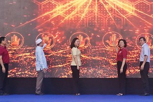堤岸坊举行纪念西贡—嘉定市正式以胡志明主席名字命名50周年启动仪式