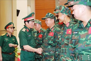 党中央委员、越南人民军总参谋长、国防部副部长阮新疆大将慰问即将前往委内瑞拉执行任务的干部战士。图：越通社