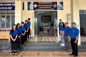 蒲嘉满乡青年团经常引导群众办理行政手续。图自越通社