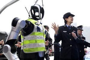 中国警用机器人。新华社记者 李紫恒 摄