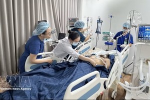 市大水镬医院与富国岛太阳医院医生配合对富国岛翻船事故伤者进行积极救治。