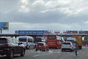 车辆驶入隆福收费站。示意图：孟灵/越通社