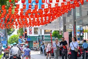 在本市中心各条街道上的彩旗飘扬。