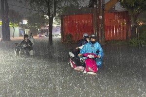 胡志明市：暴雨来袭，多条道路严重受淹