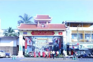 泰越文化街门楼位于泰国那空拍侬府主要街道尼塔亚街上，于2024年10月10日正式落成。图自越通社