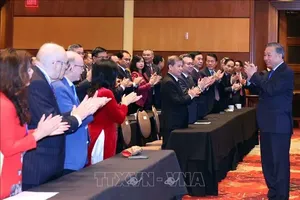 众多在加越南侨胞出席见面会。图自越通社
