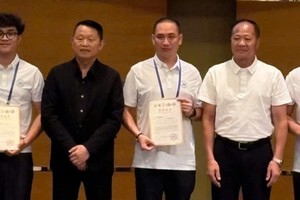 刘晓龙艺人（左一）获2026年国际级舞龙舞狮裁判员证书。
