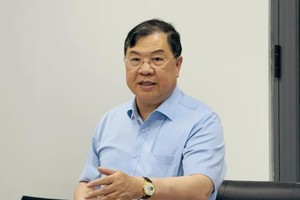 政府常务副总理范家足在10月4日下午的工作会上作总结讲话。图：廷裕