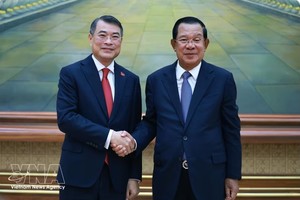 越南政府总理黎明兴会见柬埔寨人民党主席、参议院主席洪森。图自越通社