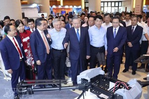 党中央总书记、国家主席苏林与各位代表在国会大厦参观“民营经济发展成就及民营企业产品展位”展览（2025年5月18日）。该展览在贯彻落实关于在新时代改革创新立法和执法工作以适应国家发展要求的第66号《决议》和关于发展民营经济的第68号《决议》的全国会议上举行。图自越通社