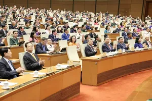 国会第二次会议于10月17日8时15分在首都河内国会大厦延鸿大会堂隆重开幕。