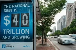 2026年8月30日，美国首都华盛顿哥伦比亚特区的电子显示屏显示美国公共债务规模。 图片来源：JEMAL COUNTESS/GETTY IMAGES。