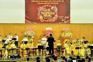 胡志明市音乐学院传统音乐系乐团的开场演出。图：文俊