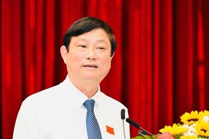 胡志明市人民议会主席武文明发表会议闭幕讲话。越勇摄