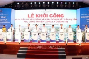 各界代表共同落实广治Capella工业区基础设施建设与经营投资项目按钮开工仪式。图:左专/越通社