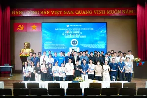 Các sinh viên tham gia lễ phát động cuộc thi TDTU Vibe Coding