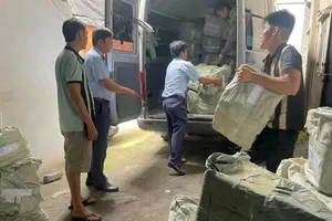 Đội Quản lý thị trường số 13 thuộc Chi cục Quản lý thị trường TPHCM kiểm tra, xử lý thực phẩm không nguồn gốc xuất xứ, hoá đơn chứng từ.