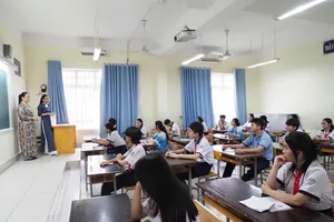 Sinh hoạt quy chế thi tại điểm thi Trường THCS Đống Đa (phường Thạnh Mỹ Tây). Ảnh: THU TÂM