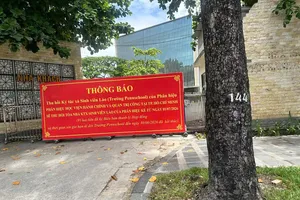Cơ sở số 10 đường Ba tháng Hai (phường Hòa Hưng, TPHCM), Phân hiệu của Học viện Hành chính và Quản trị công đã gắn bảng thông báo thu hồi ký túc xá, nơi Trường Pennschool học sinh đến nhập học.