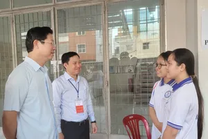 Ông Huỳnh Minh Tuấn - Phó chủ tịch UBND tỉnh và TS Lê Quang Trí - Giám đốc Sở GD-ĐT kiểm tra cơ sở vật chất tại Trường THPT Trần Hưng Đạo, phường Đạo Thạnh, tỉnh Đồng Tháp.