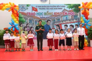 Nhiều suất học bổng đã được Trường Tiểu học Khai Minh trao tặng học sinh khó khăn từ chính sách đổi hoa thành học bổng trong lễ khai giảng.