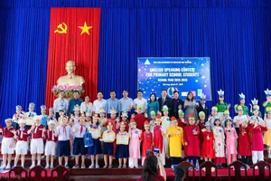 Lãnh đạo Sở GD-ĐT tỉnh Vĩnh Long chụp hình lưu niệm cùng các em học sinh.