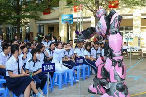Học sinh Trường THPT Võ Thị Sáu thích thú với người bạn robot trong ngày đầu đến trường
