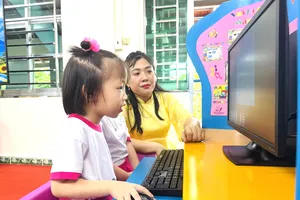 Giáo viên và học sinh Trường Mần non Hướng Dương phấn khởi vì có máy tính hỗ trợ cho việc giảng dạy và học tập.