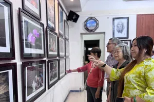 Khách tham quan triển lãm