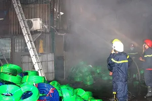 Vụ cháy lớn tại quận Tân Phú: Cảnh sát PCCC trắng đêm dập lửa