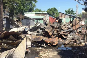 Lửa thiêu rụi 7 phòng trọ và 1 nhà liền kề 