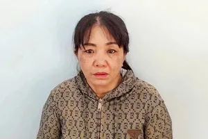 Bắt khẩn cấp “mẹ nuôi” tạt nước sôi vào bé gái 12 tuổi