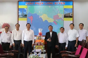 Lãnh đạo TPHCM thăm, chúc mừng Giáng sinh Tòa Giám mục Giáo phận Long Xuyên