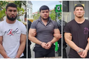 Bắt nhóm người nước ngoài dùng tiền USD giả mua sắm và đổi tiền Việt