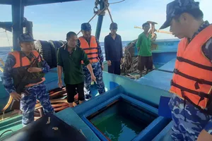 Tạm giữ tàu cá vận chuyển trái phép 60.000 lít dầu D.O trên vùng biển Tây Nam
