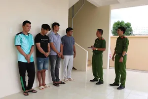 Xe tải vận chuyển máy gặt đập liên hợp từ Campuchia về Việt Nam bị tạm giữ. Ảnh: CÔNG AN KIÊN GIANG