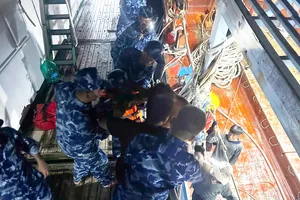 Kịp thời cứu nạn thuyền viên bị gãy tay trên biển