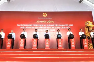 Phó Thủ tướng Nguyễn Chí Dũng, lãnh đạo tỉnh An Giang, nhà đầu tư thực hiện nghi thức khởi công, khởi động các dự án hạ tầng phục vụ APEC 2027