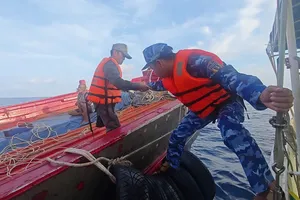 Vùng Cảnh sát biển 4 hỗ trợ tàu Thái Lan gặp nạn trên biển