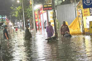 Mưa lớn kéo dài, hàng loạt tuyến đường ở Phú Quốc ngập nặng